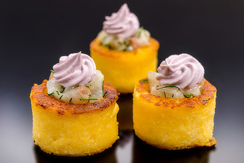 Tartare de bar mariné et polenta poêlée