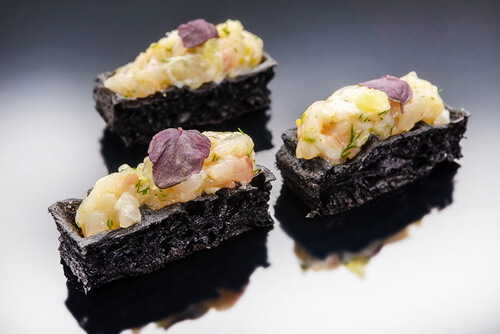 Gaufre à l'encre de seiche et tartare de bar mariné