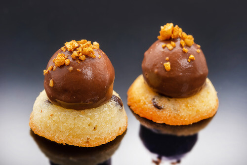 Perle chocolat - cacahuète sur financier aux pétites de chocolat