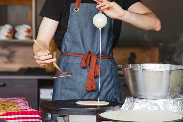 Cuisinier faisant une crêpe